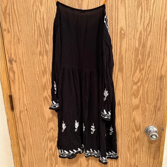 Floral Embroidered Black Maxi Dress - Picture 2 of 4